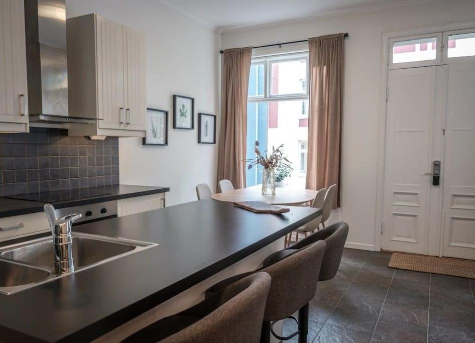 In The Heart Of Brosundet! Fully Equipped 3 Bed Room Ap Ålesund Buitenkant foto